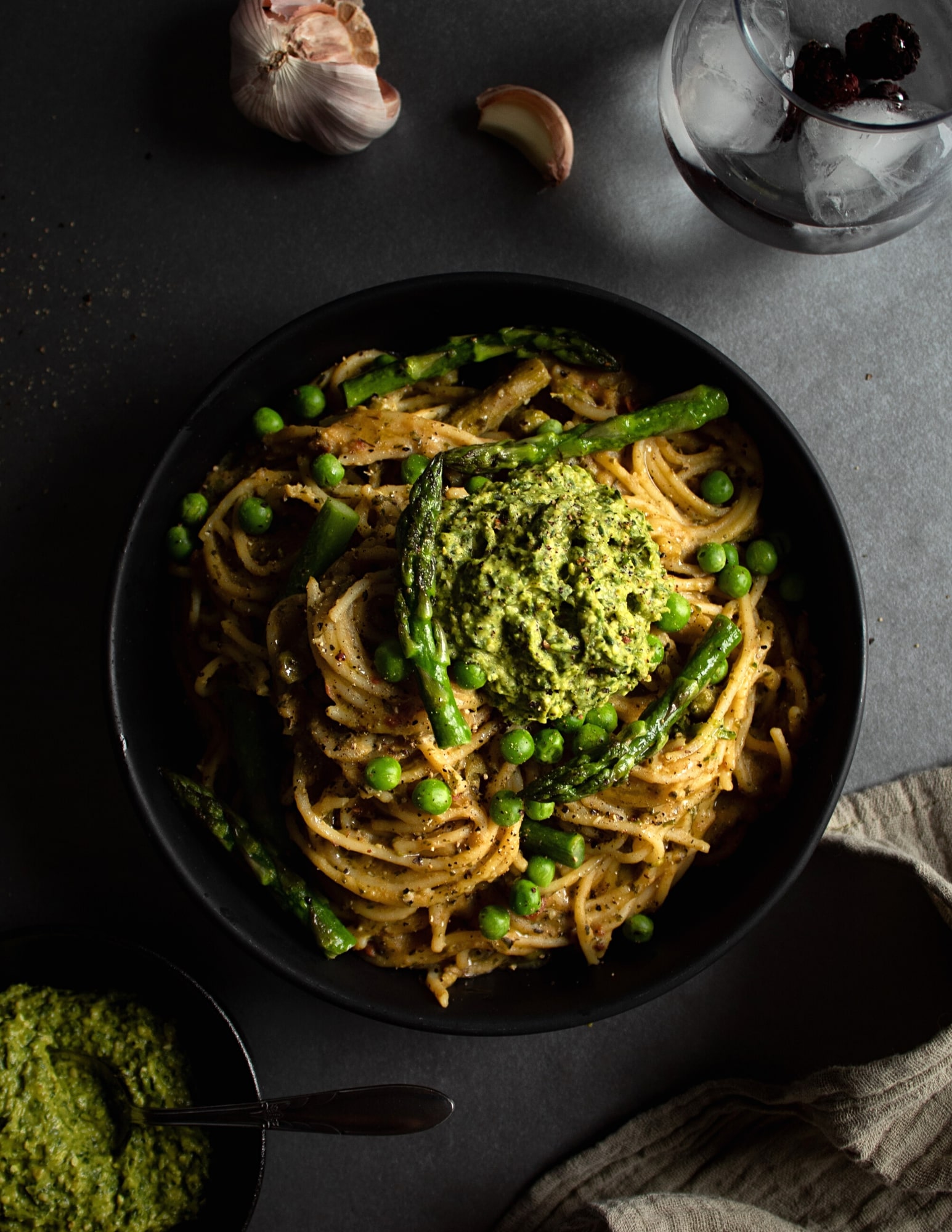 Bol de spaghetti au pesto tomates séchées et asperges