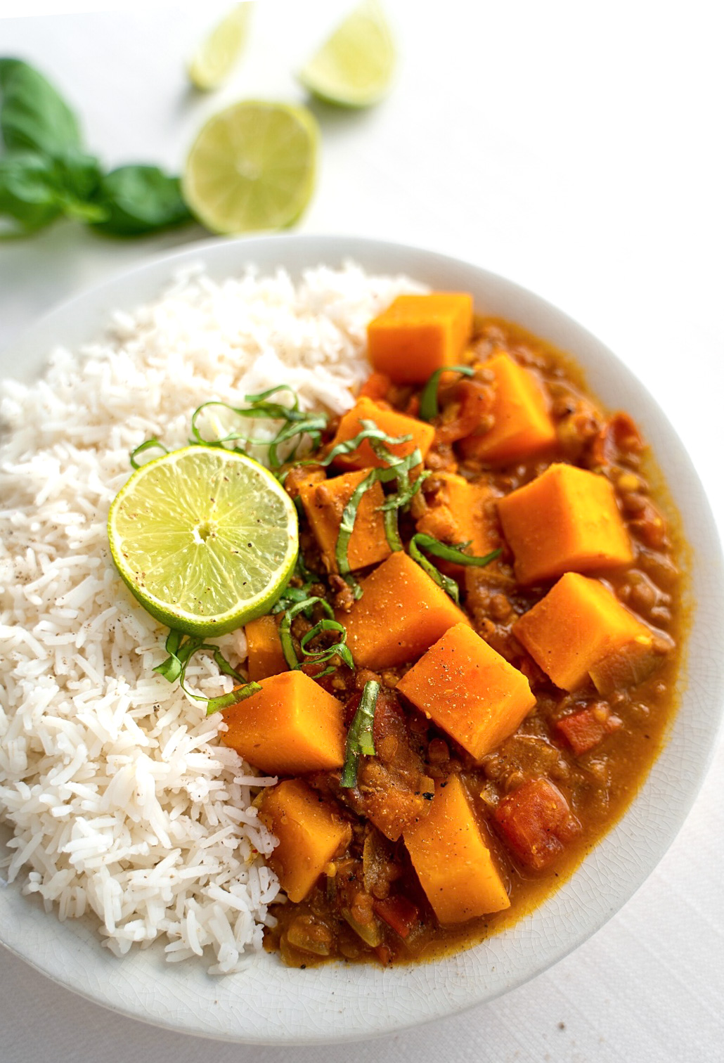 Cari de patate douce et lentilles servi sur du riz