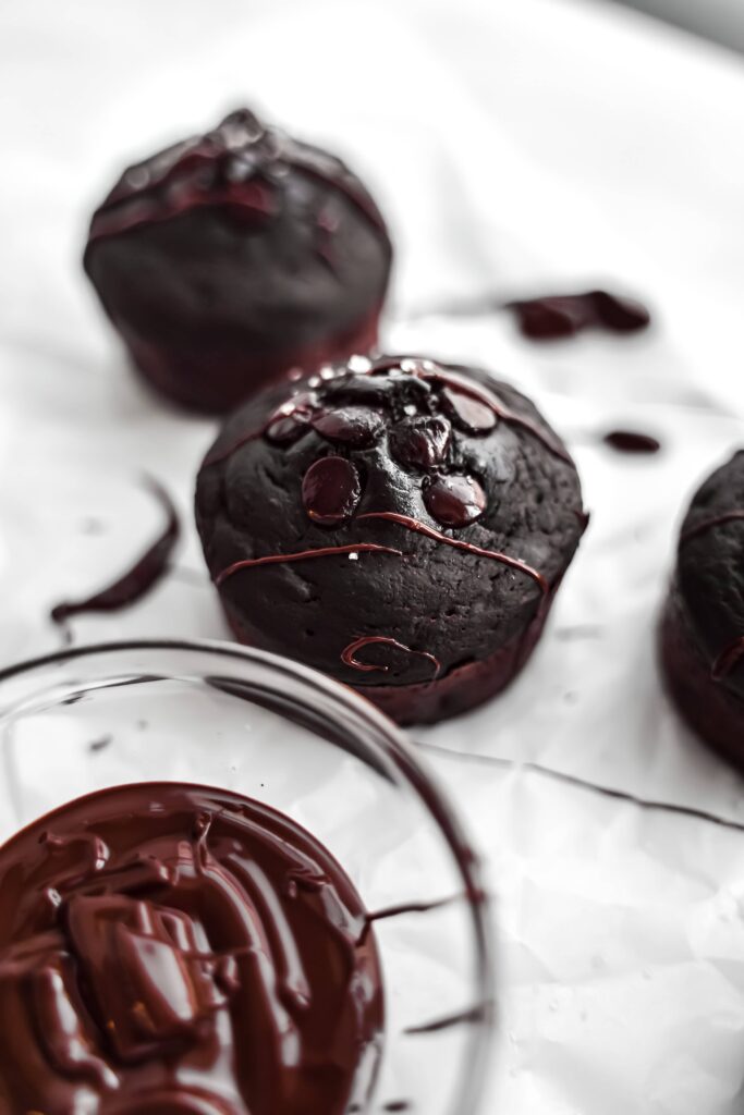 Muffins au chocolat riche couleur de cacao avec pépites de chocolat noir