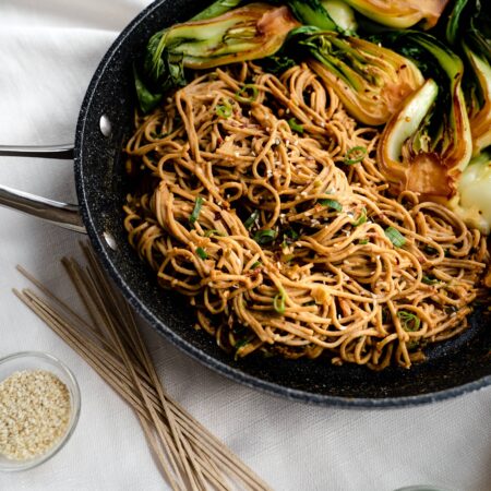 Nouilles soba et bok choy dorés