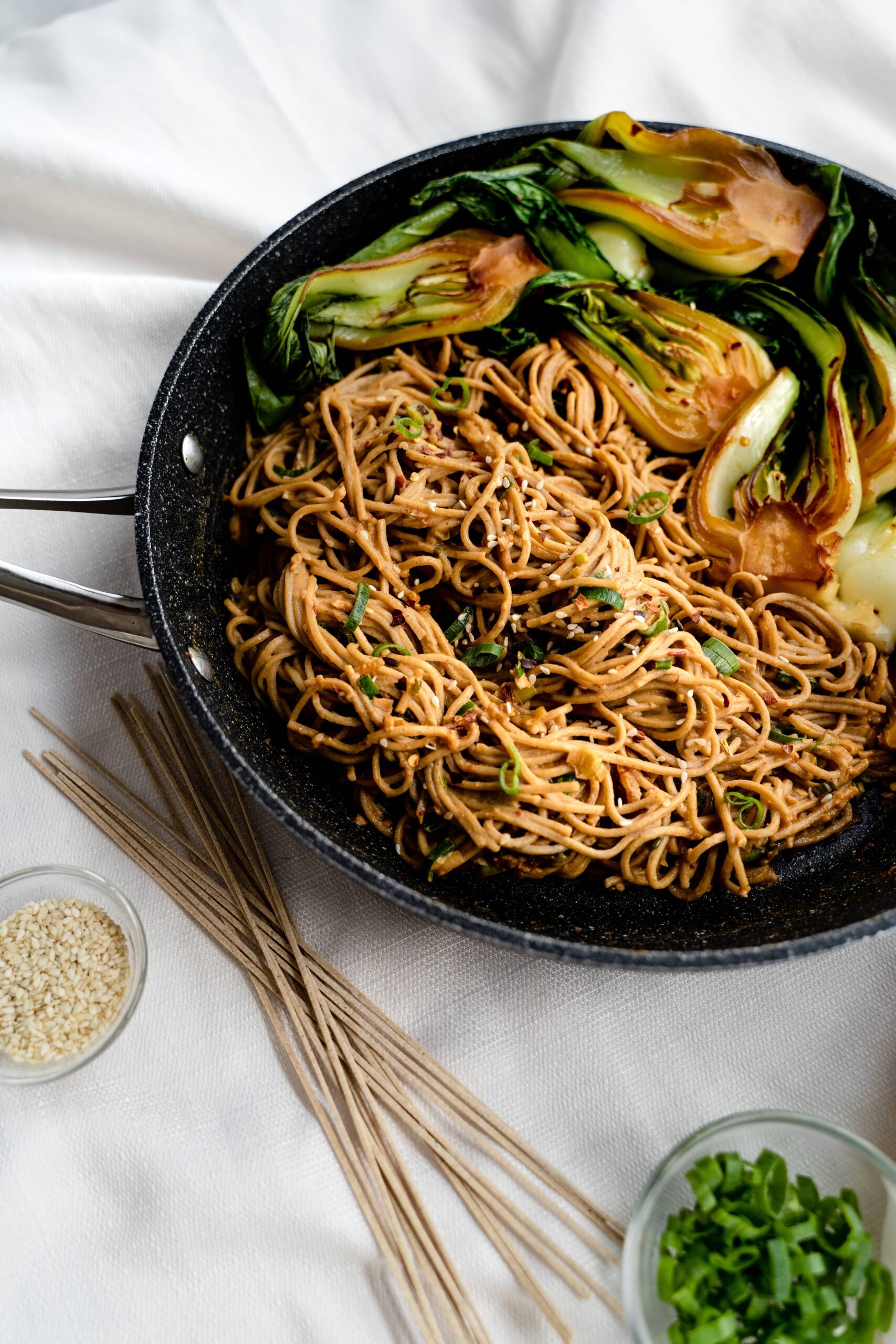Nouilles soba et bok choy dorés