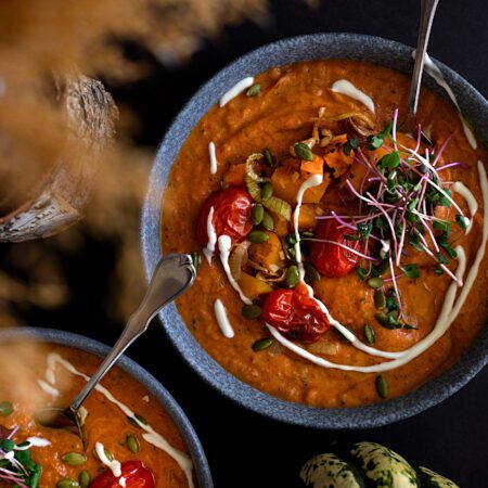 Bols de potage aux tomates et courge