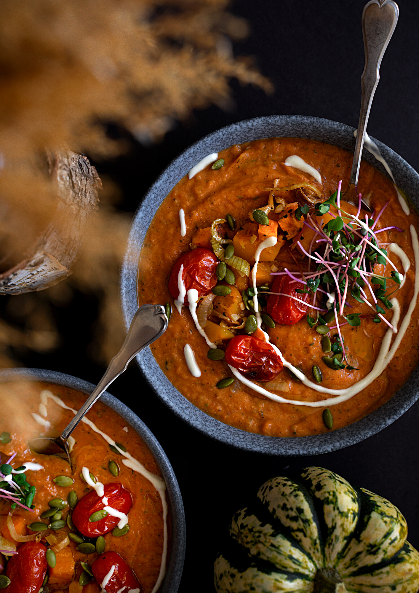 Bols de potage aux tomates et courge