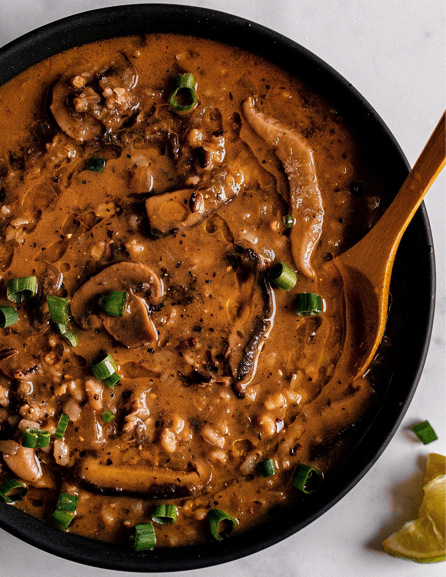 Bol de soupe aux champignons et riz sauvage