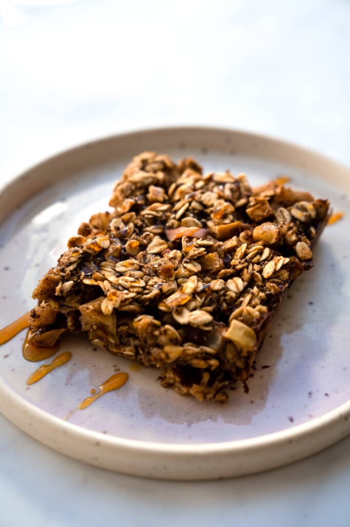 Morceau de barre déjeuner aux pommes et à la cannelle