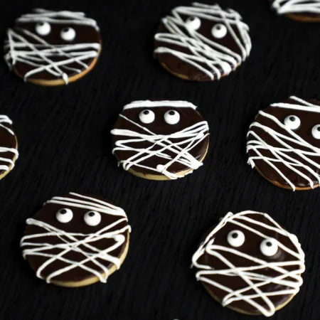 Assortiment de biscuits ronds recouverts de chocolat