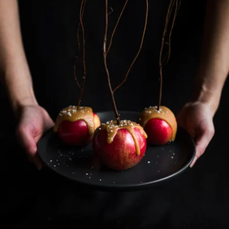 Pommes enchantées débordantes de caramel pour halloween