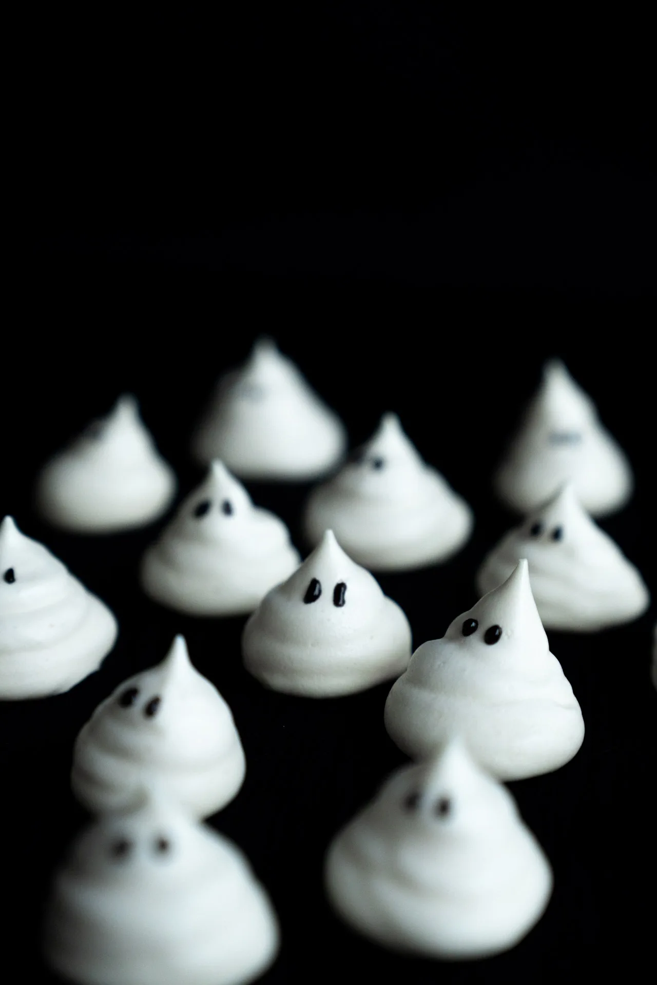 Meringues vegan décorés en forme de fantôme