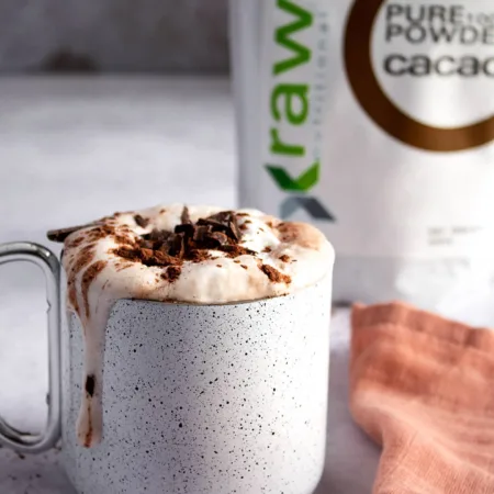 Tasse débordante de chocolat chaud santé fait maison