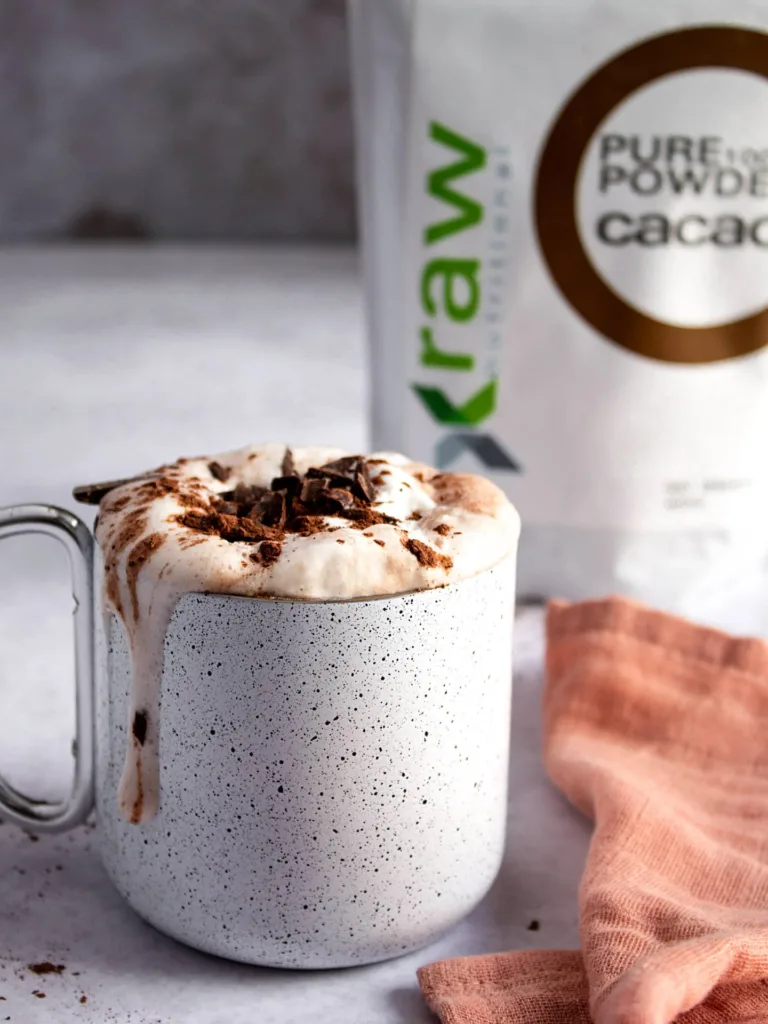 Tasse débordante de chocolat chaud santé fait maison