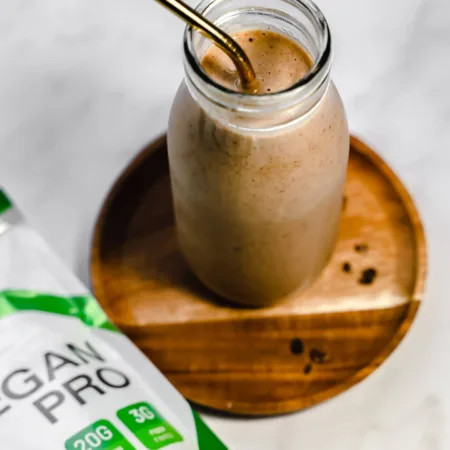 Verre rempli de smoothie café frappé à la vanille protéiné