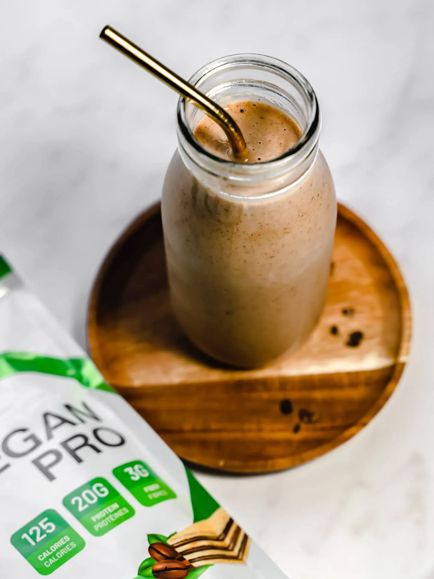 Verre rempli de smoothie café frappé à la vanille protéiné