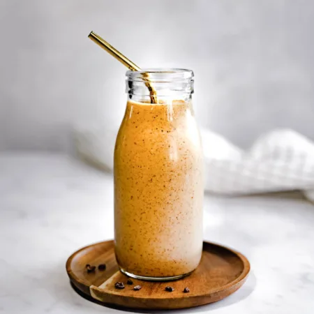Verre de smoothie banane et amande jaune