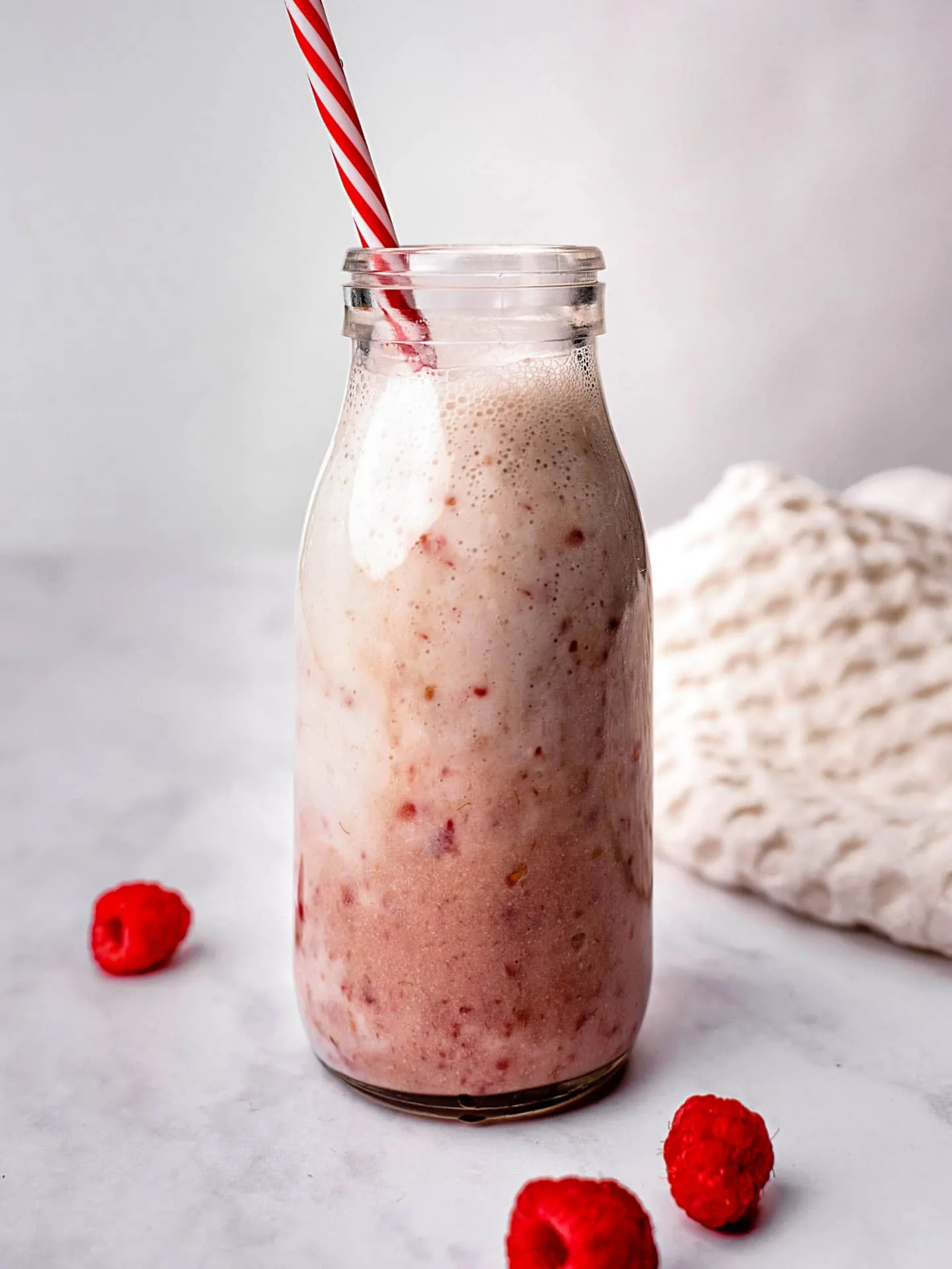 Verre de smoothie dégradé rose framboise et banane