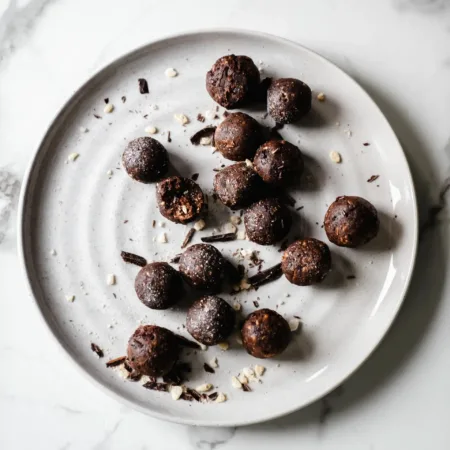 Boules au chocolat dont une bouchée est prise