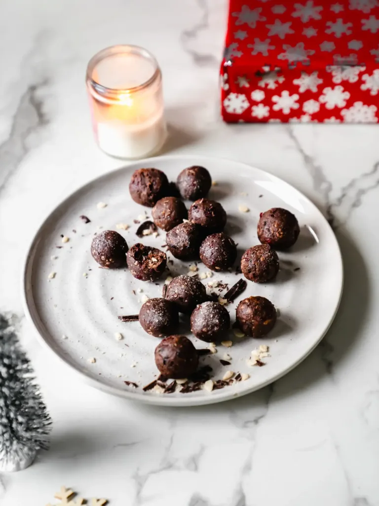 Assiette de boules d'énergies protéinées au chocolat noir et canneberges