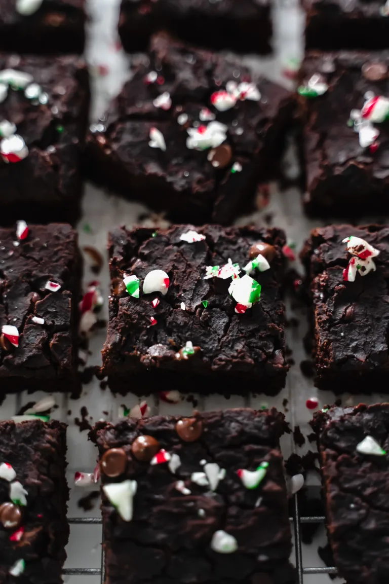 Brownies avec pépites de chocolat noir et morceaux de cannes de noël à la menthe