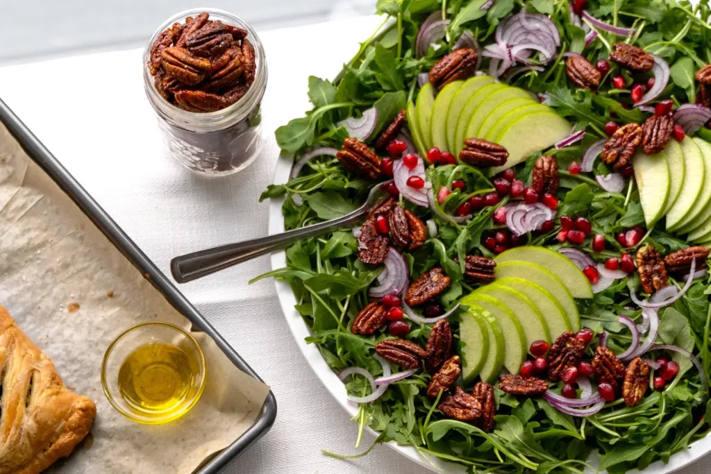 Pot à offrir de pacanes caramélisées et salade qui en contient