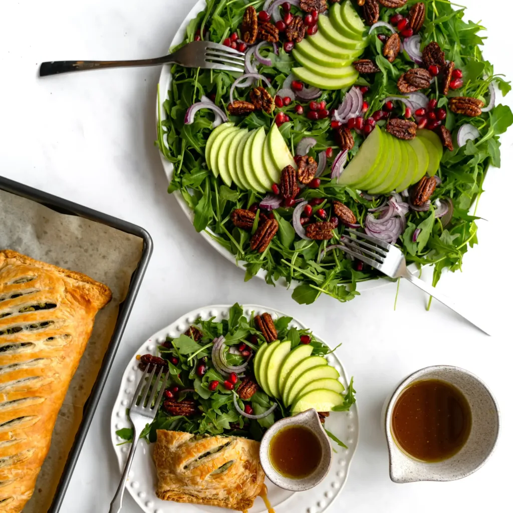 Grand plat de service avec une salade festive aux couleurs de noël