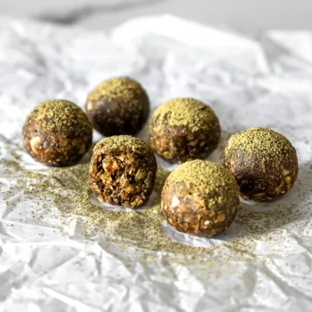 Boules d'énergie avec poudre de matcha et noix de coco