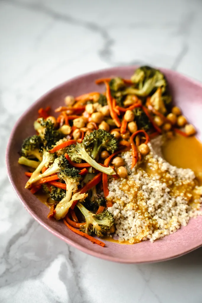 bol avec sauce au cari quinoa pois chiche et légumes
