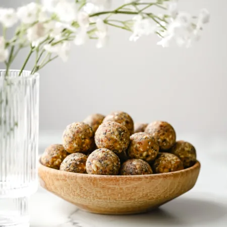 bol remplis de boules d'énergie au citron