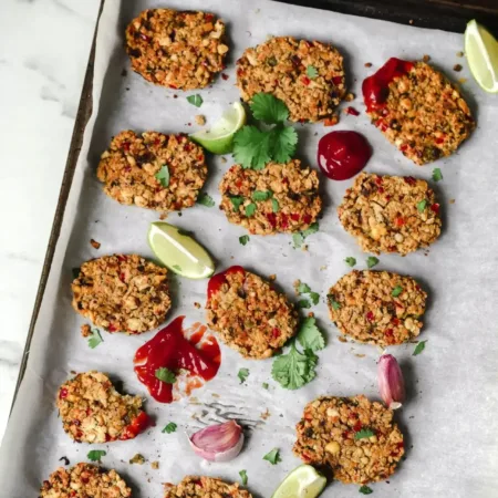 Plaque avec croquettes de pois chiches et légumes avec ketchup