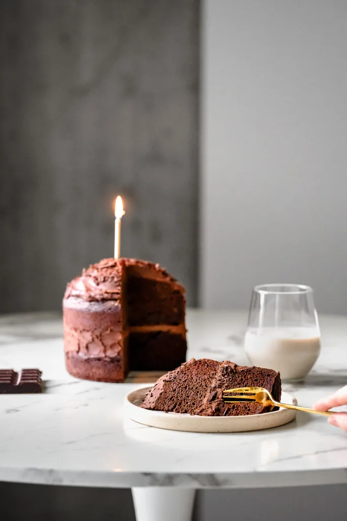 Tranche de gâteau au chocolat santé avec un verre de lait