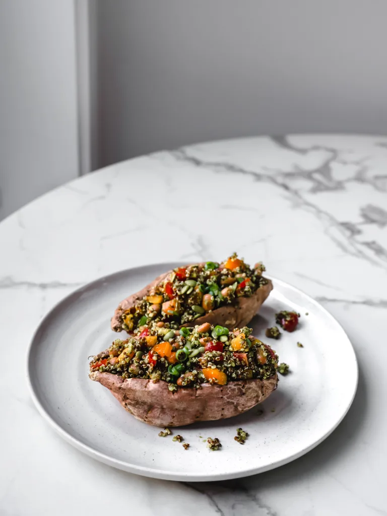 patate douce cuite au micro-ondes garnie de légumes
