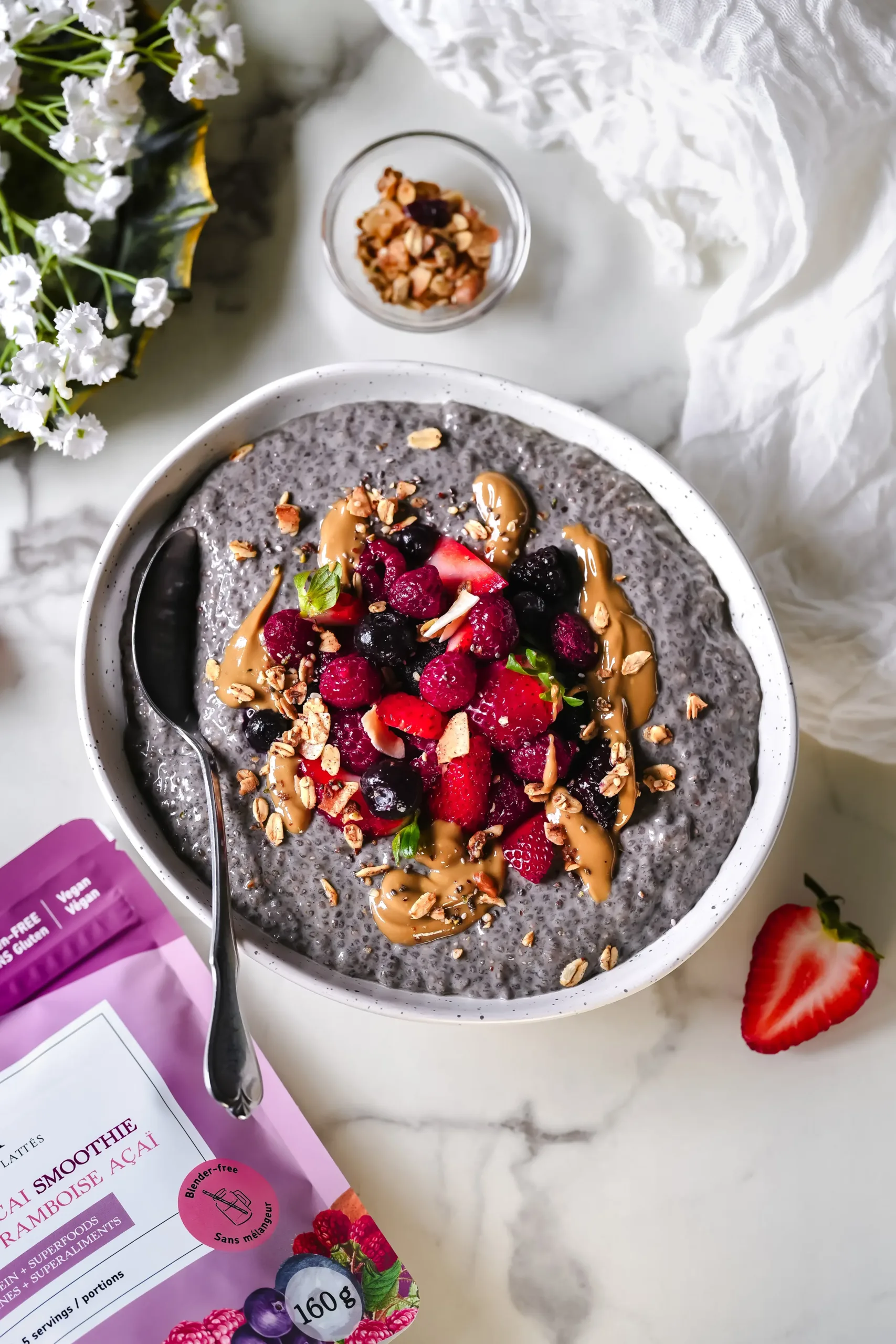 Bol de pudding de chia avec mélange à smoothie de SETA