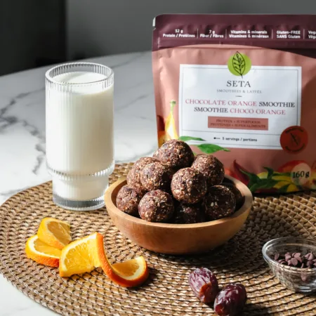 Bol rempli de boules d'énergie avec mélange à smoothie SETA orange chocolat