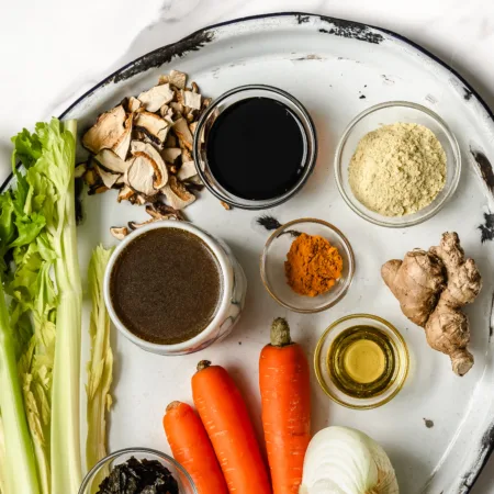 plateau avec bouillon de légumes