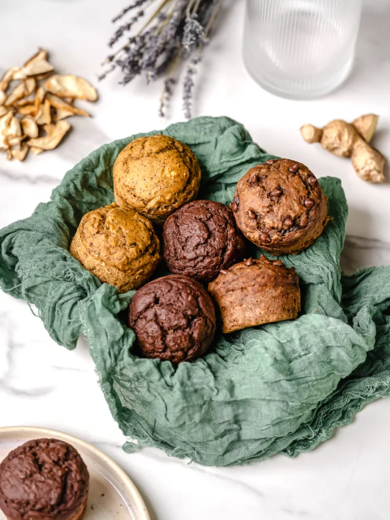 panier rempli de muffins au chocolat et épices