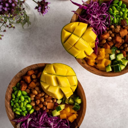 2 grands bols Bouddha à la patate douce et aux pois chiches grillés débordants de couleurs et de saveurs
