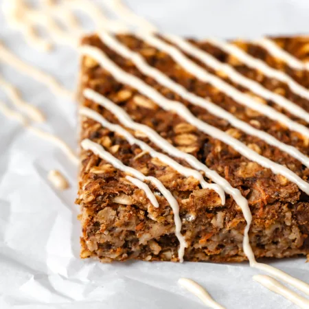 Barre gâteau aux carottes recouverte d'un filet de glaçage crémeux à la vanille