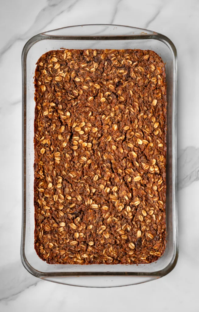 Plat en pyrex contenant les 6 barres déjeuner au gâteau aux carottes tout juste sorti du four