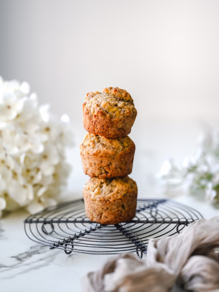 Pile de muffins aux bananes moelleux