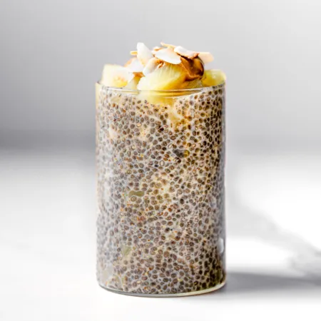 Verre de pouding de chia ananas et noix de coco