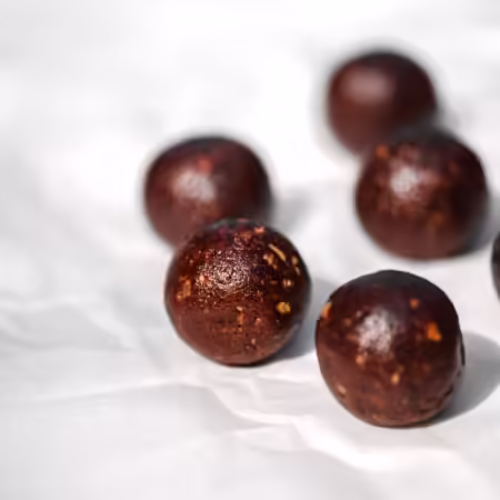 Plusieurs boules d'énergie savoureuses au chocolat et au beurre de sésame (tahini)