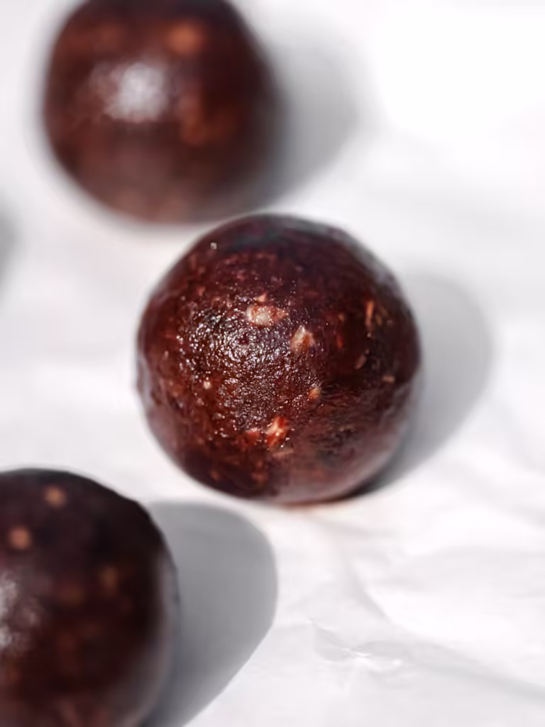 Boules d'énergie savoureuses au chocolat et au beurre de sésame (tahini)