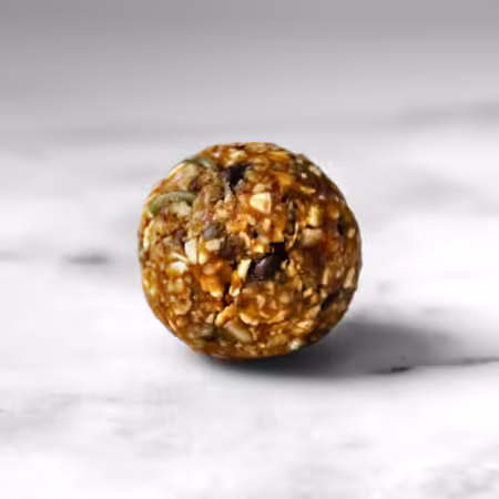 Une délicieuse boule d'énergie santé à la citrouille sans noix