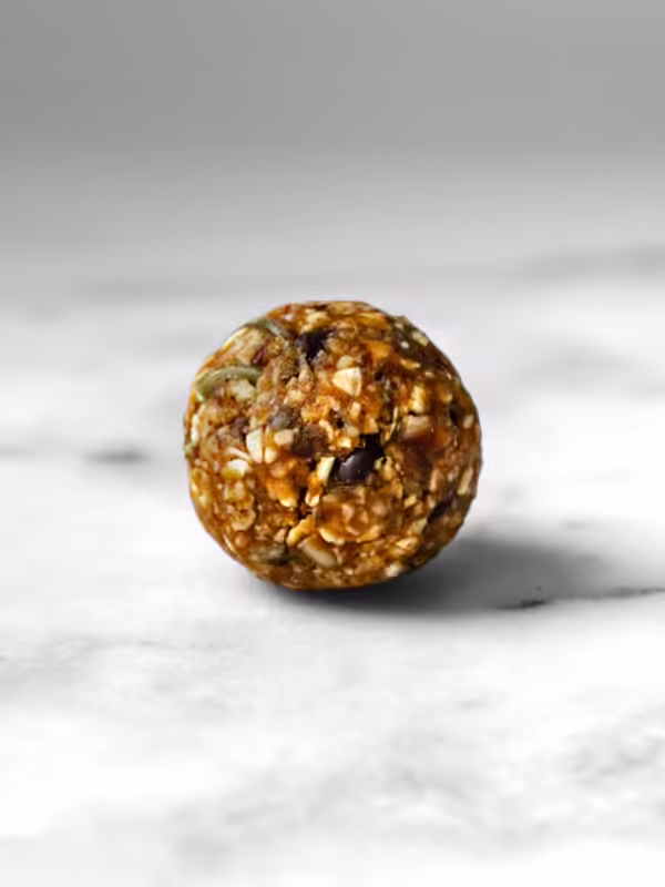 Une délicieuse boule d'énergie santé à la citrouille sans noix