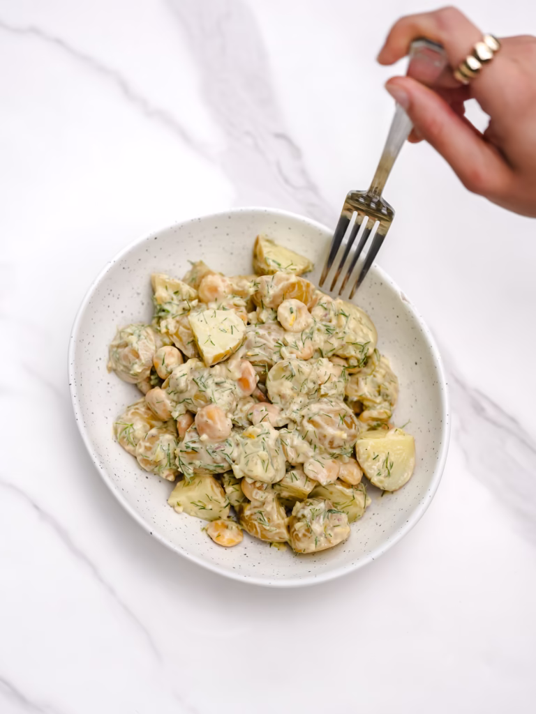 Un bol de la meilleure salade de patates et graines de lupins; crémeuse, protéinée et savoureuse