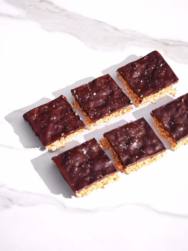 Carrés de quinoa soufflé au tahini et chocolat noir