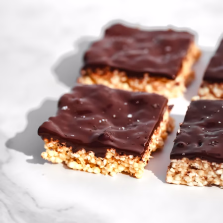 Carrés de quinoa soufflé au tahini et chocolat noir