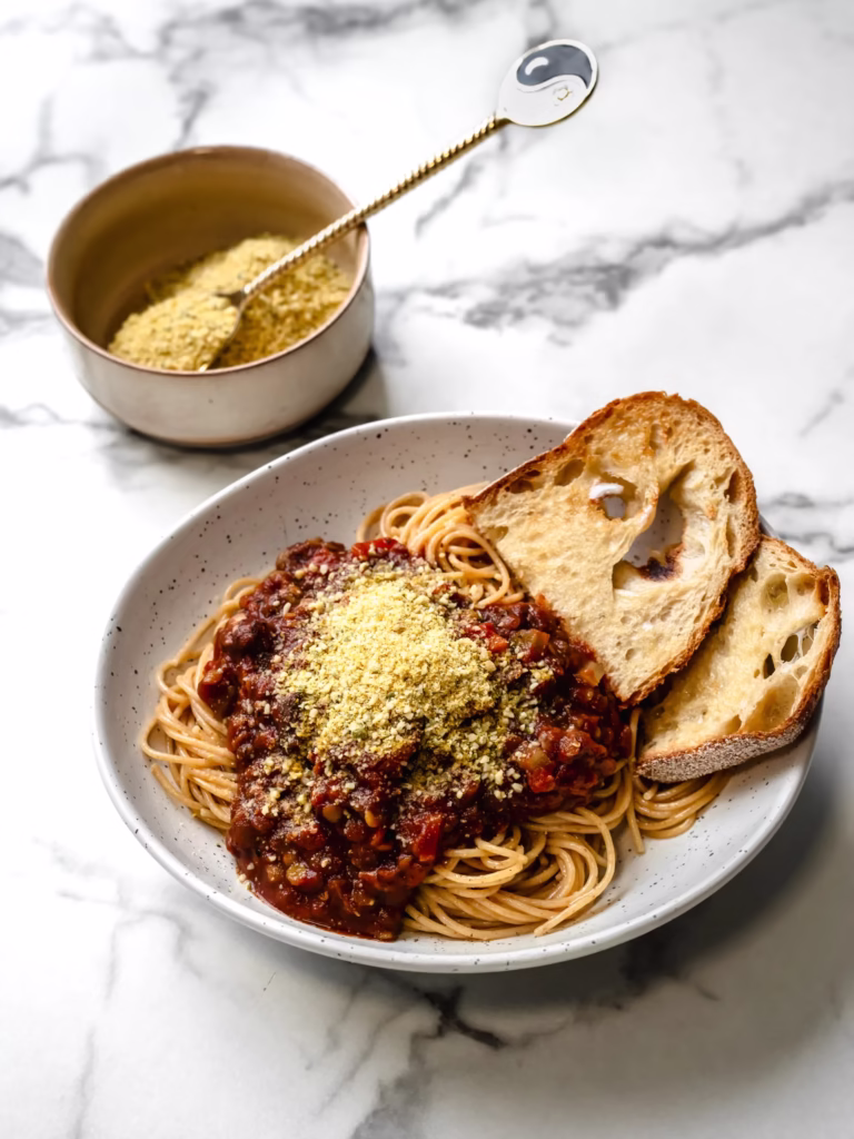 bol de spaghetti sauce bolognaise avec parmesan râpé vegan