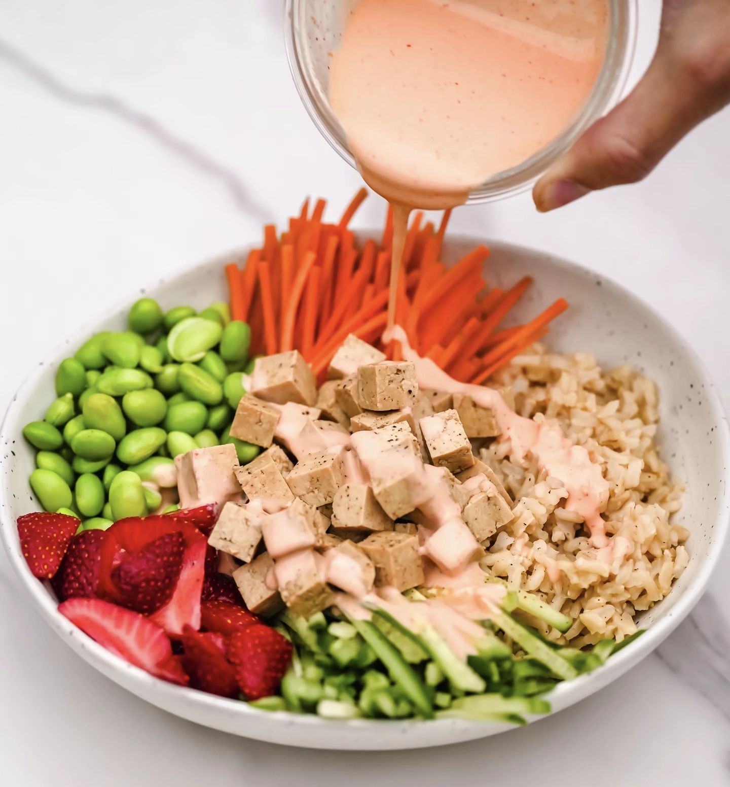 Poke bol de tofu mariné