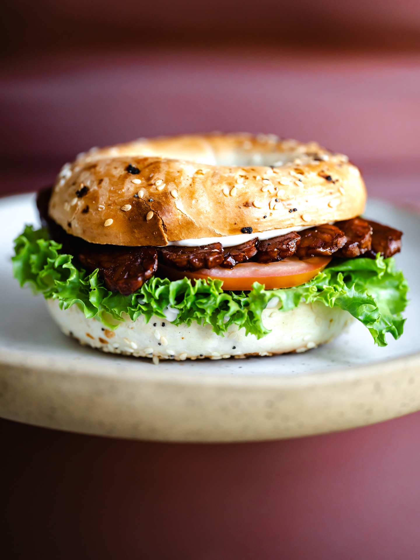 Bagel BLT au bacon de tempeh végétalien