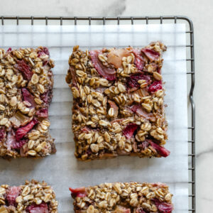 Barres déjeuner à l'avoine, fraise et rhubarbe vues de près