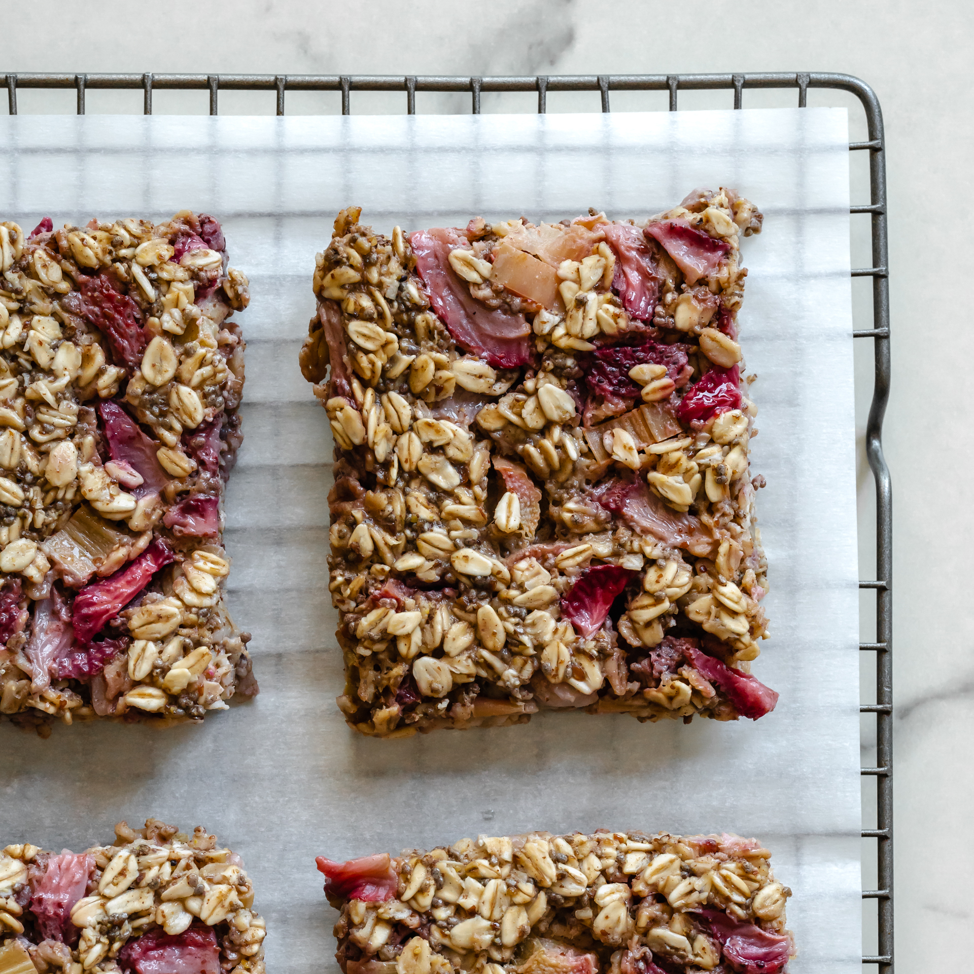 Barres déjeuner à l'avoine, fraise et rhubarbe vues de près